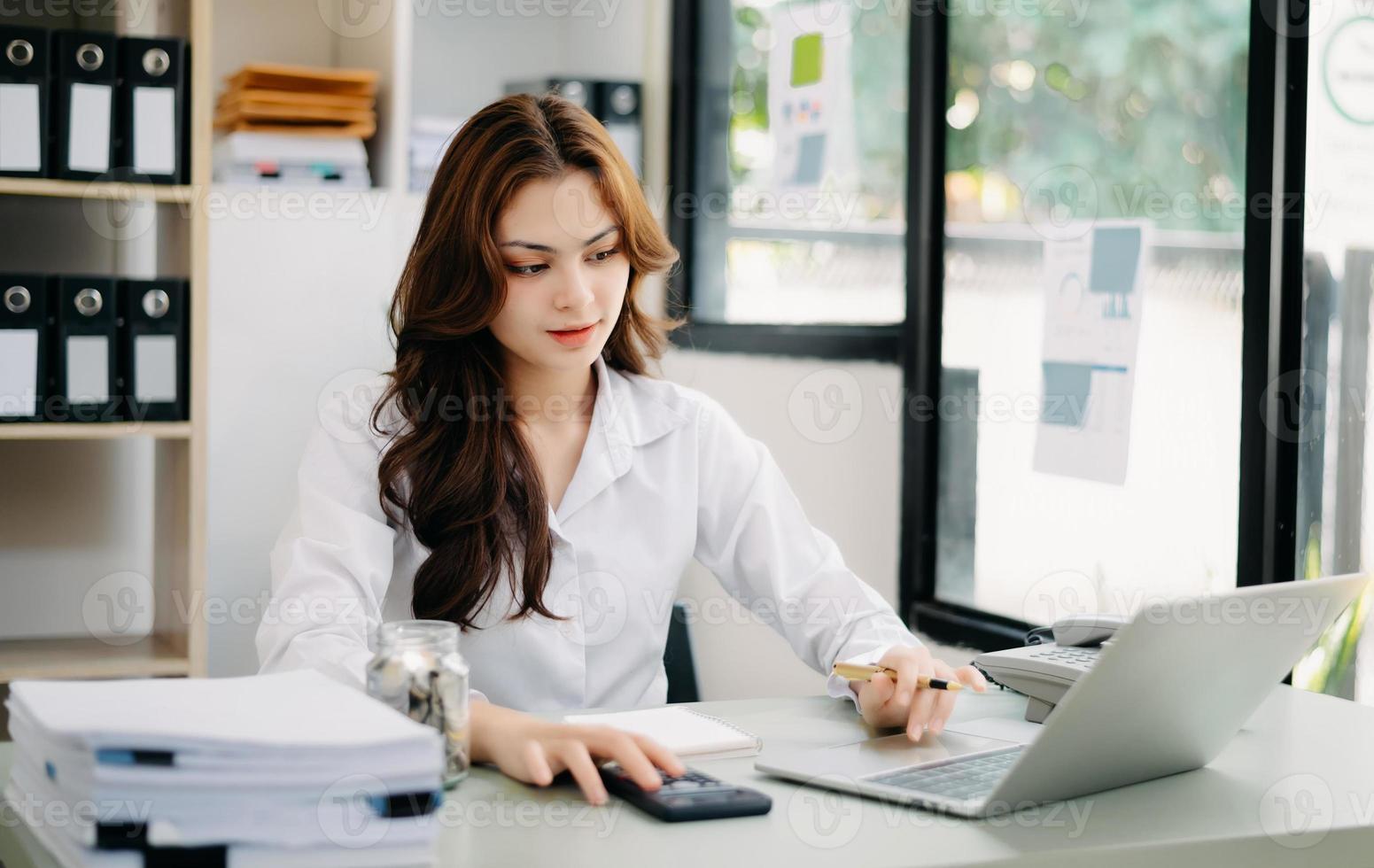 o negócio mulher contador ou financeiro especialista analisar o negócio relatório gráfico e finança gráfico. bancário o negócio e estoque mercado pesquisar. foto