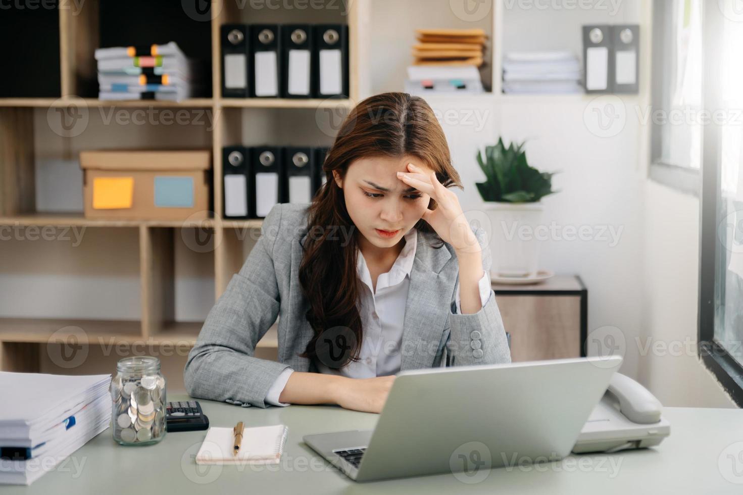 retrato de mulher de negócios estressada com diagrama de rede social no escritório. foto