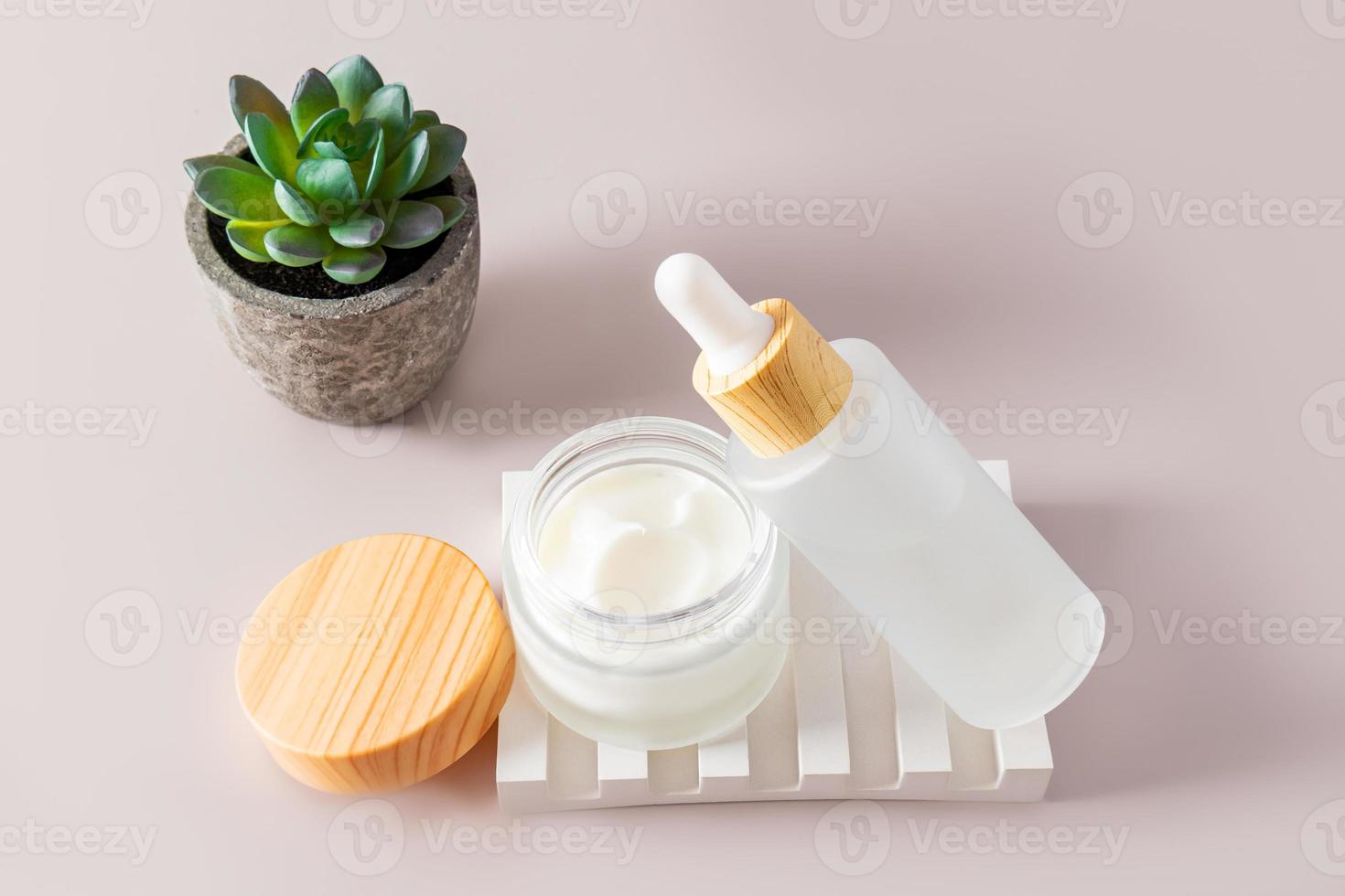 orgânico cosméticos com natural ingredientes dentro uma fosco branco jarra e uma garrafa com uma distribuidor em uma branco gesso pódio. luz fundo. foto