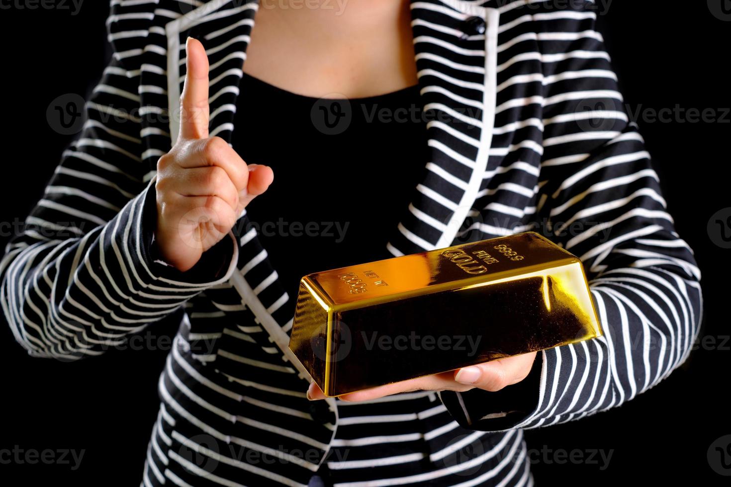 mulher de negócios segurando a barra de ouro foto