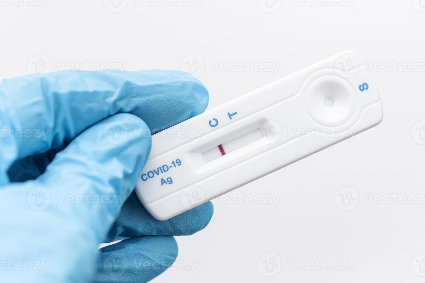 médico segurando uma negativo resultado para covid-19 com teste kit para viral doença. foto