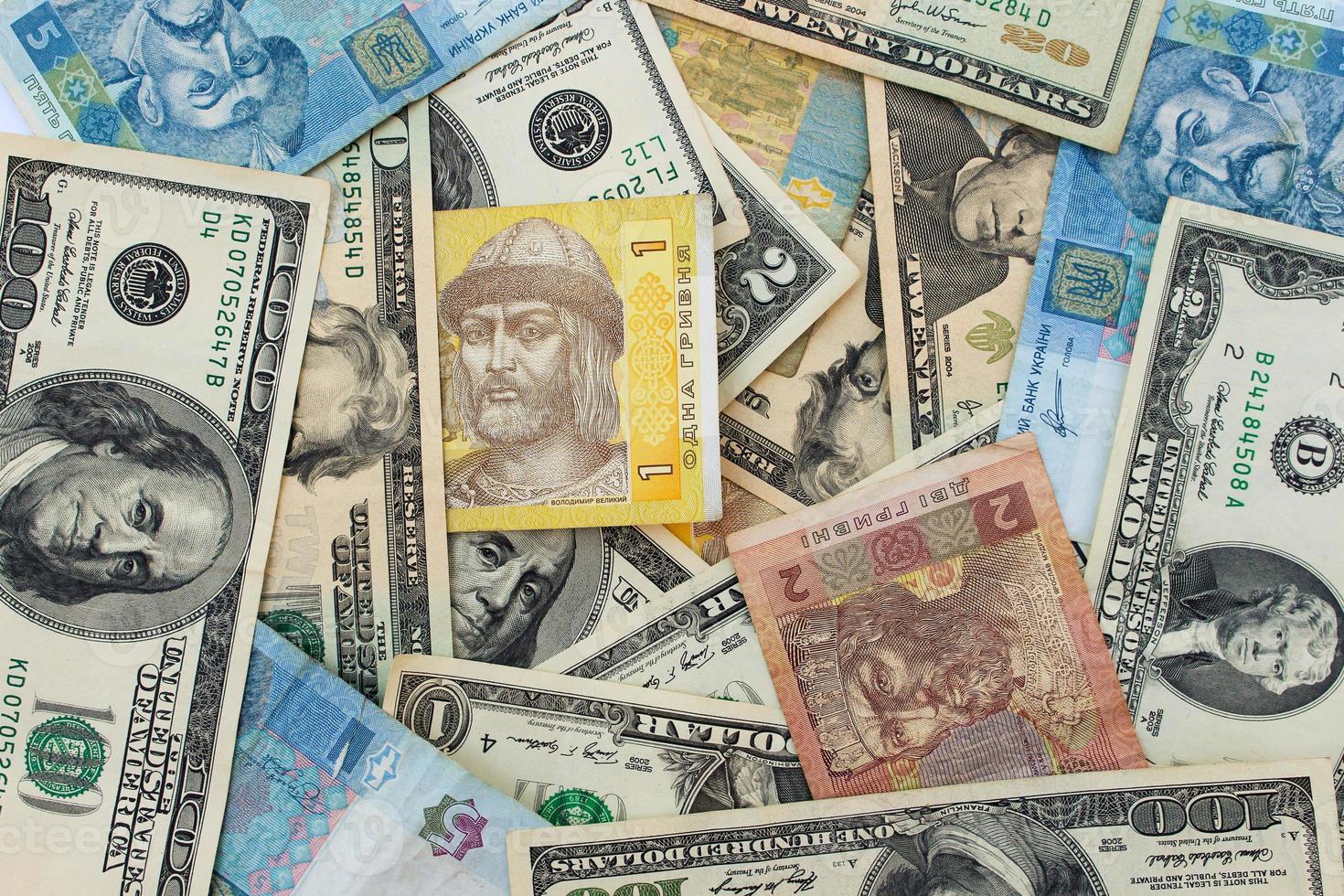 fundo notas do nos dólares e ucraniano hryvnia foto
