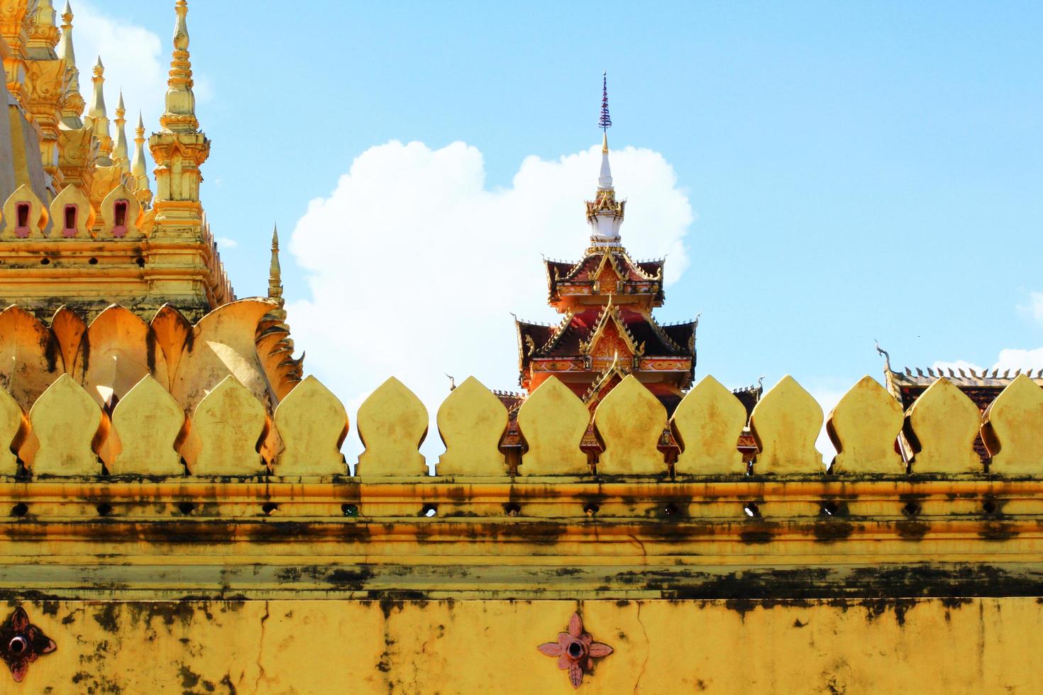 lindo ótimo dourado pagode às wat pha este luang têmpora às vientiane província, Laos foto