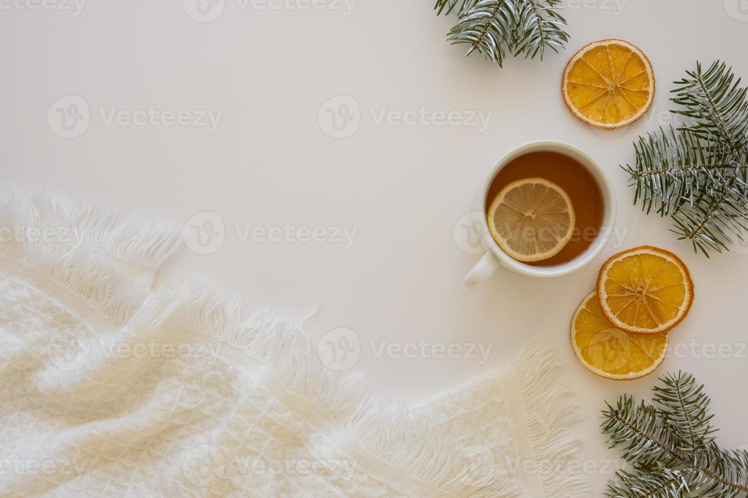 delicioso chá quente com rodelas de limão ao fundo foto