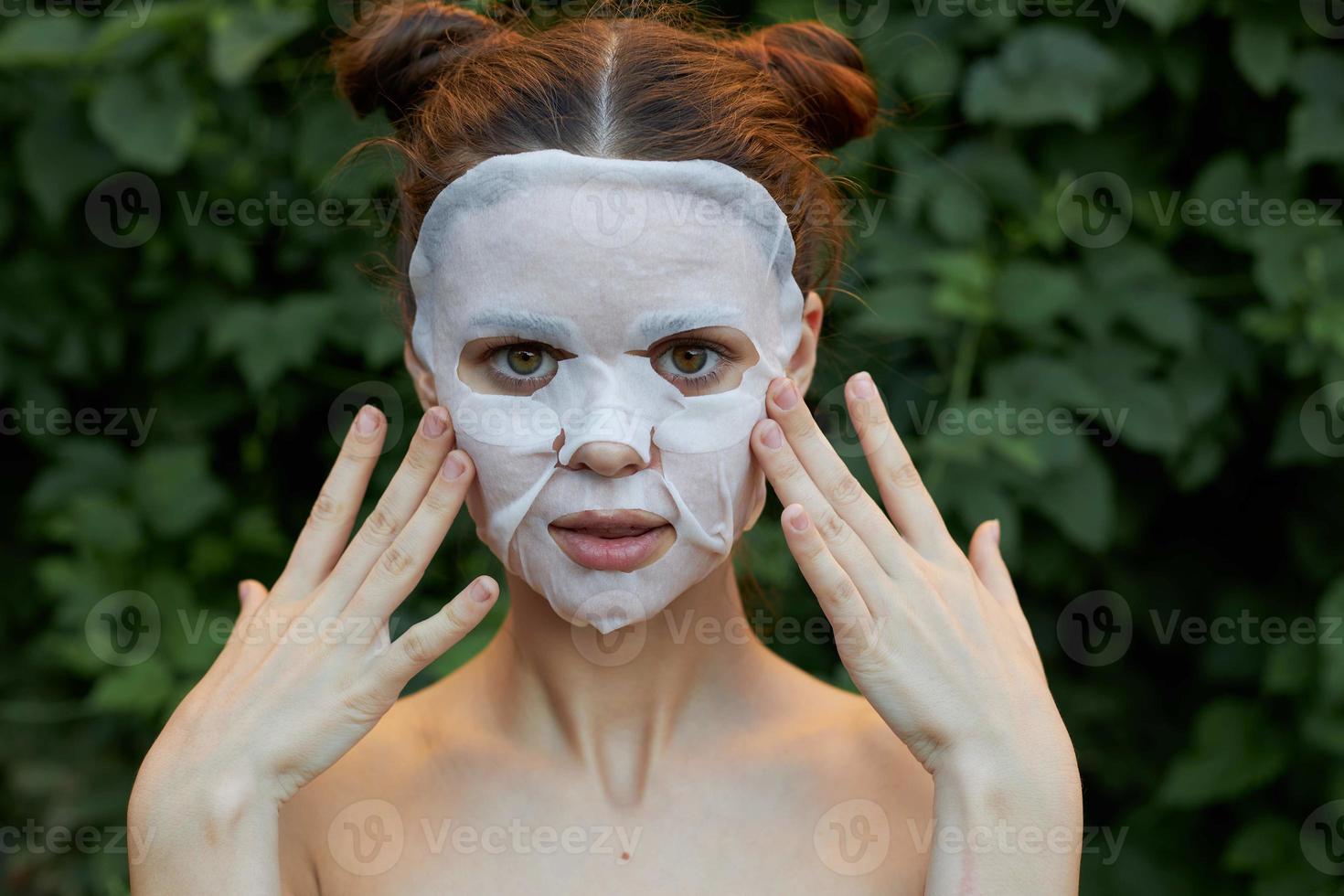retrato do uma menina com ás mascarar tocante a face foto