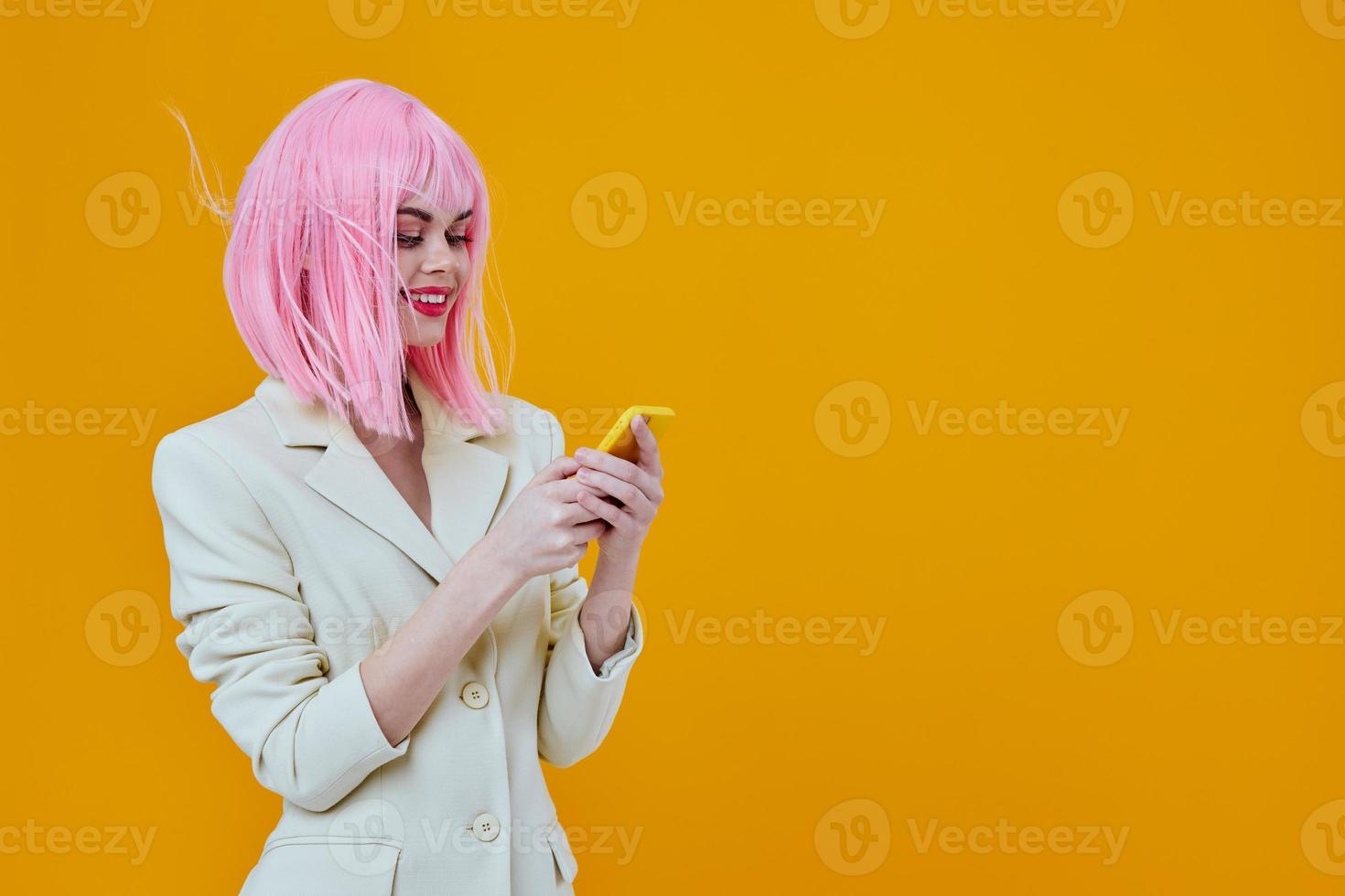 mulher com Rosa cabelo segurando uma telefone foto