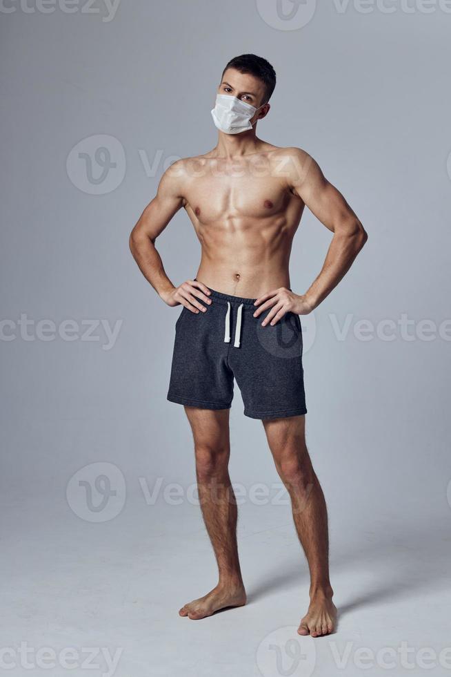 muscular homem em moda praia foto