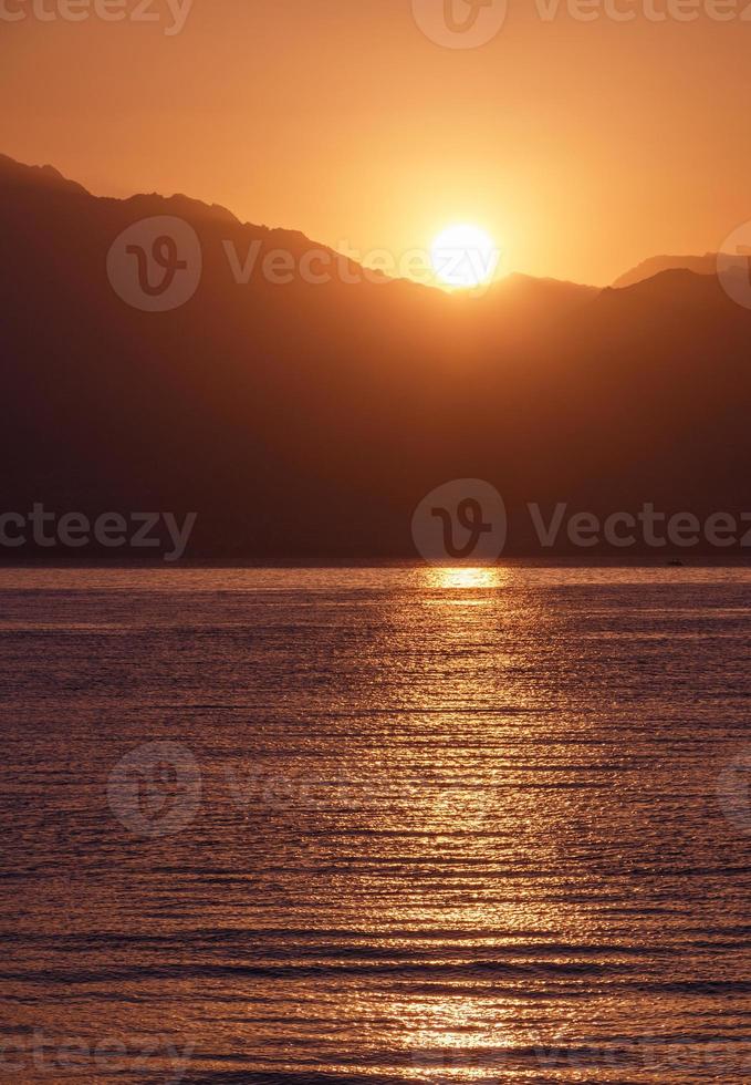 Visão em nascer do sol acima aqaba golfo a partir de eilat, Israel foto