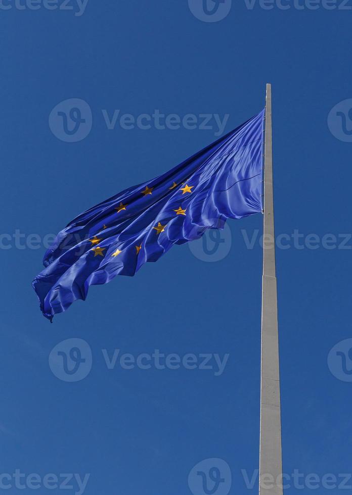 europeu União bandeira em mastro de bandeira contra azul céu foto