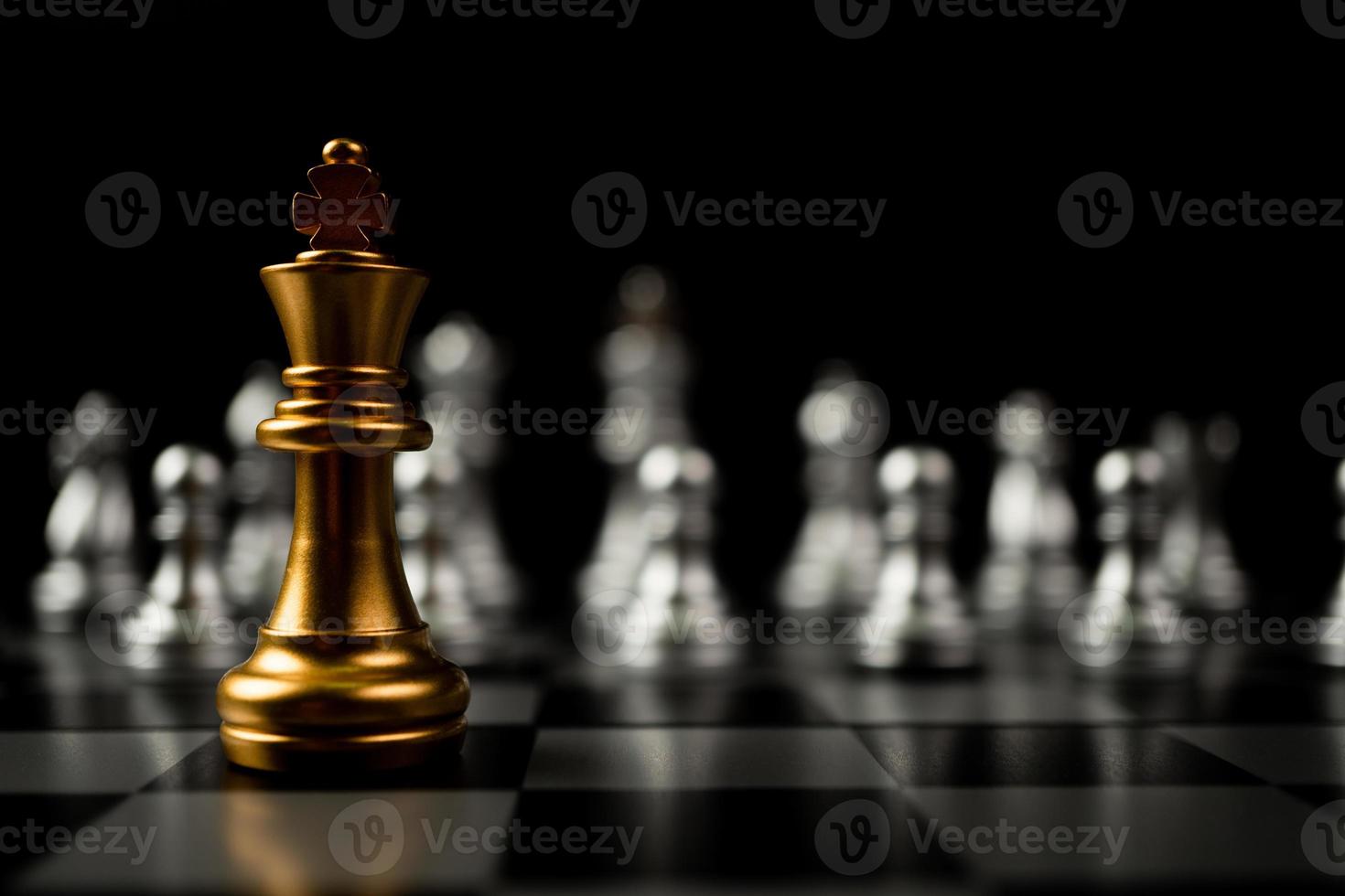 xadrez rei dourado na frente de outro xadrez, o conceito de líder deve ter coragem e desafio na competição, liderança e visão de negócios para uma vitória em jogos de negócios foto