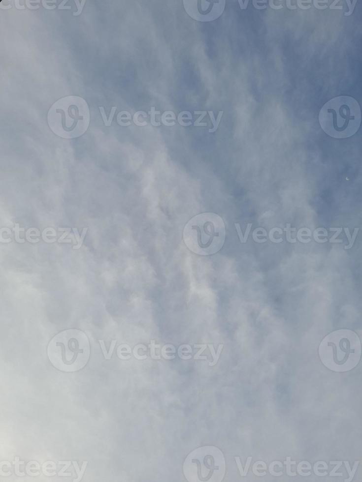 lindas nuvens brancas sobre fundo de céu azul profundo. grandes nuvens fofas e brilhantes cobrem todo o céu azul. foto