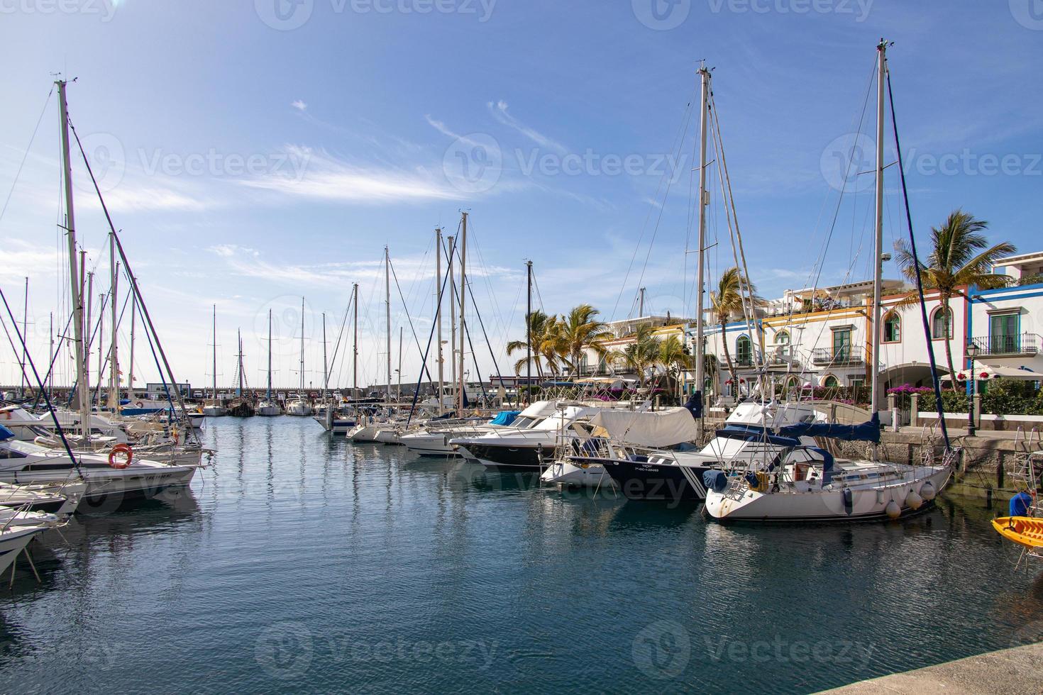 panorama com uma porta com iates dentro a espanhol cidade do porto rico em a canário ilha do vovó canaria foto