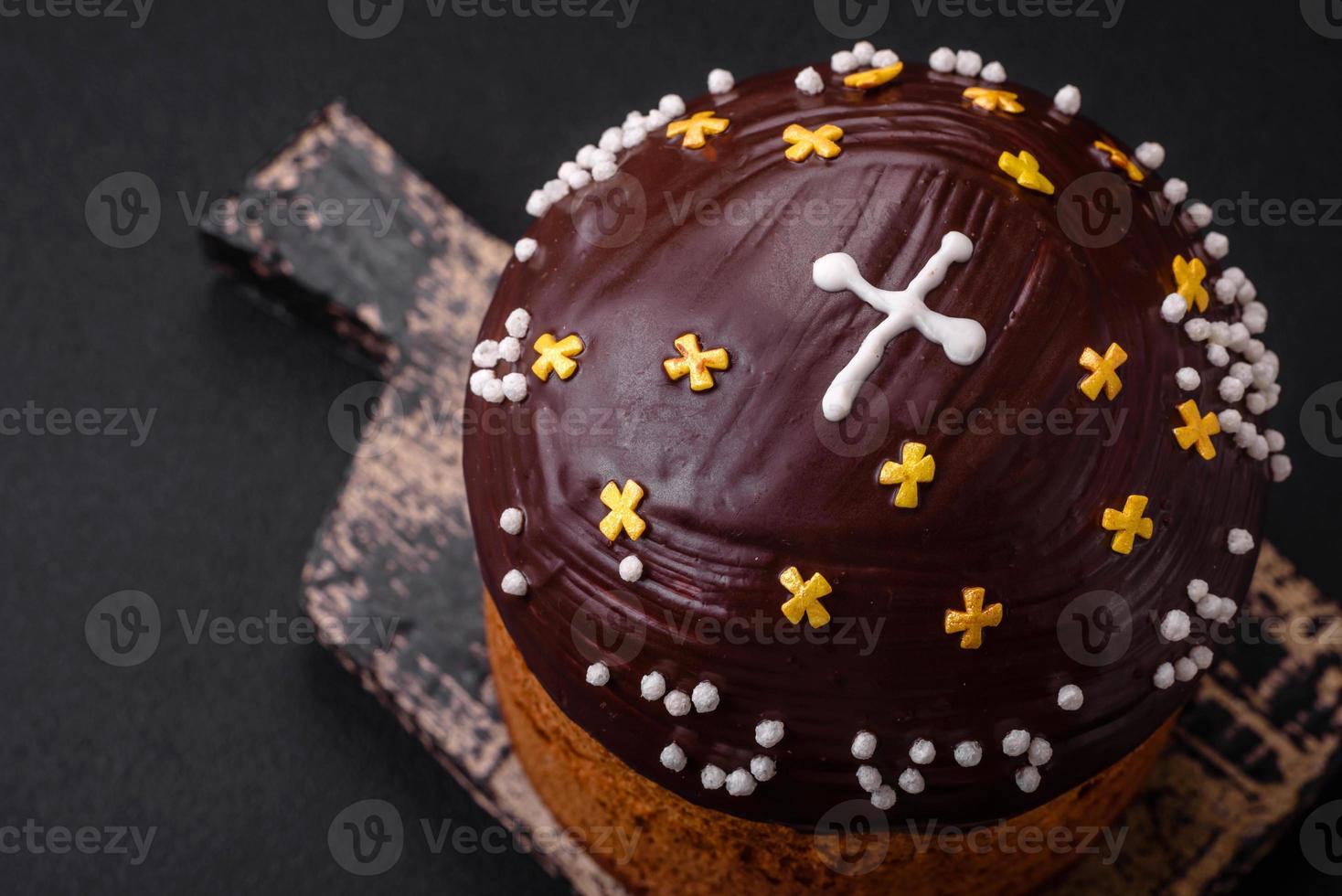 recentemente cozido Páscoa bolo ou Panettone com chocolate Revestimento foto