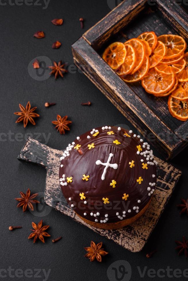 recentemente cozido Páscoa bolo ou Panettone com chocolate Revestimento foto