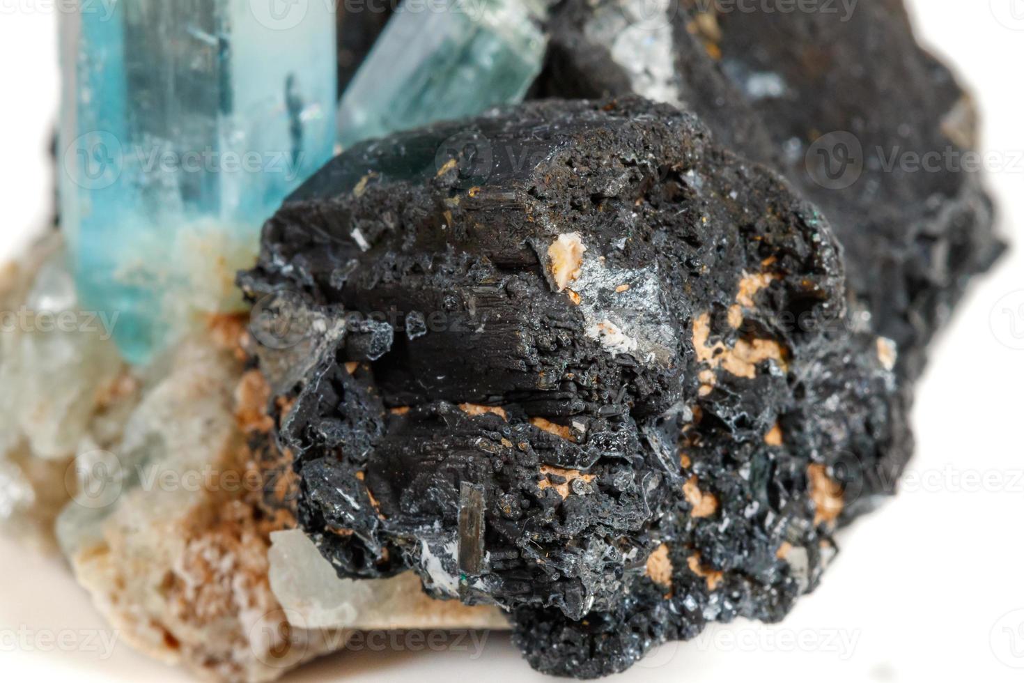 pedra mineral macro água-marinha e turmalina negra, schorl em um fundo branco foto