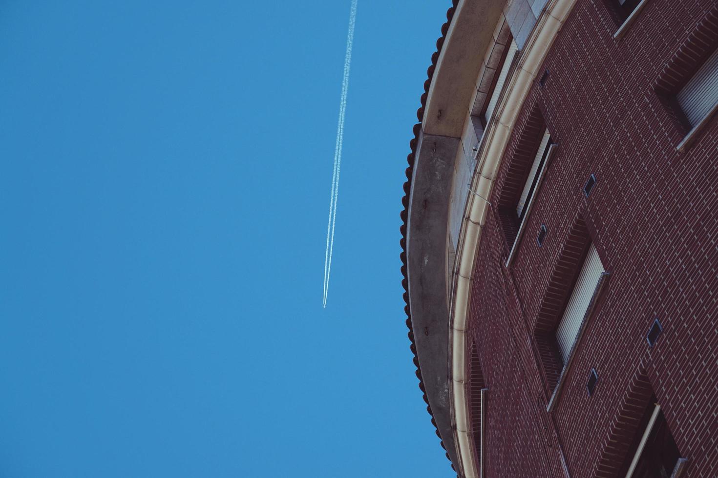 avião voando no céu na cidade de bilbao, espanha foto