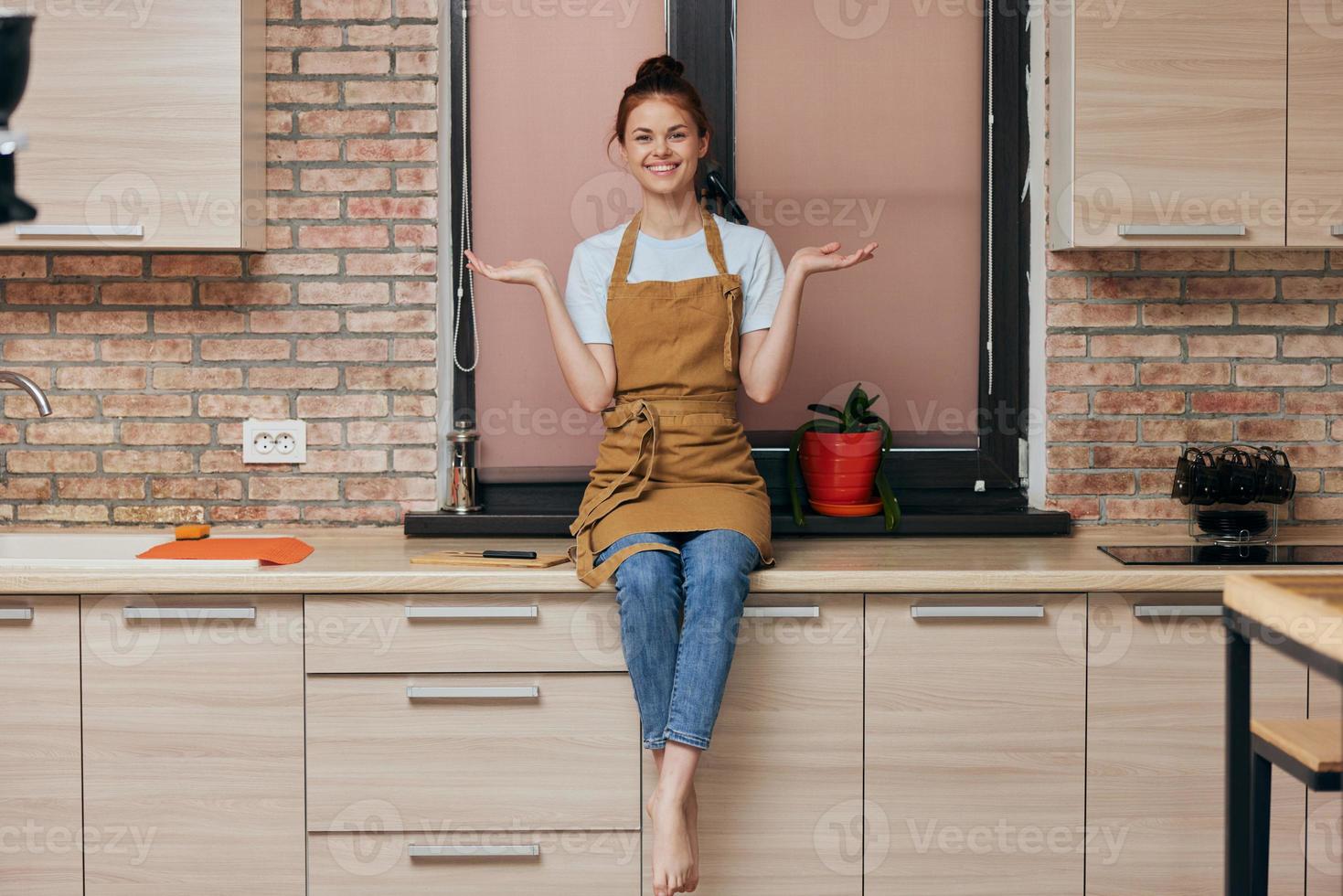 jovem morena mulher em cozinha contador foto