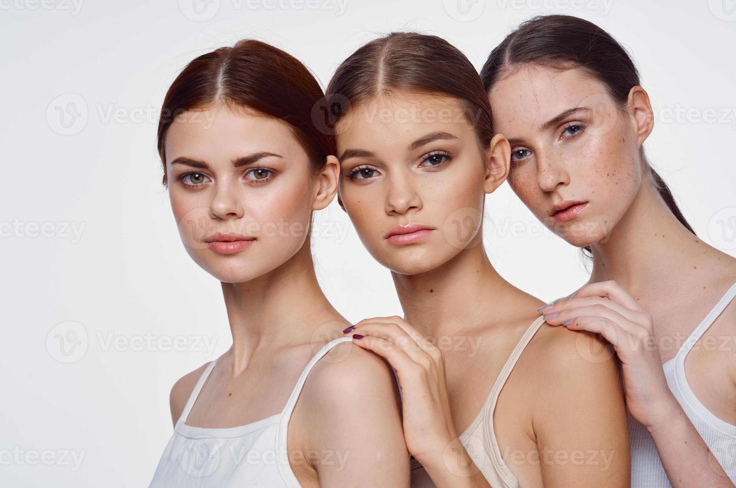 morena mulheres em branco tanque tops foto