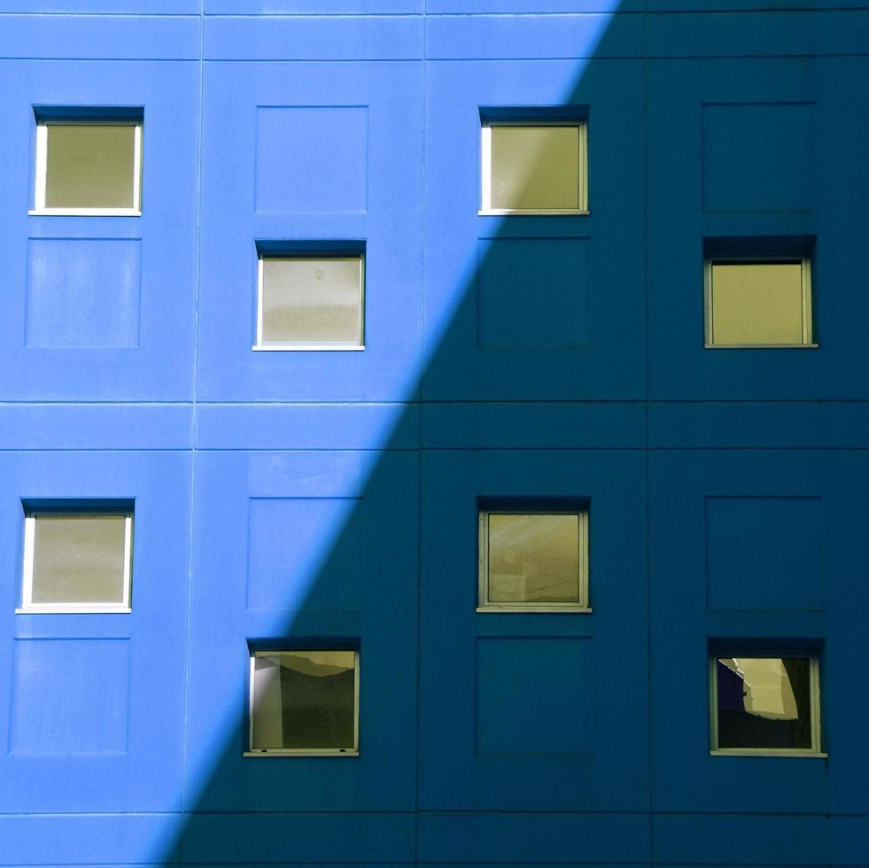 janela na fachada azul da casa, arquitetura na cidade de bilbao, espanha foto