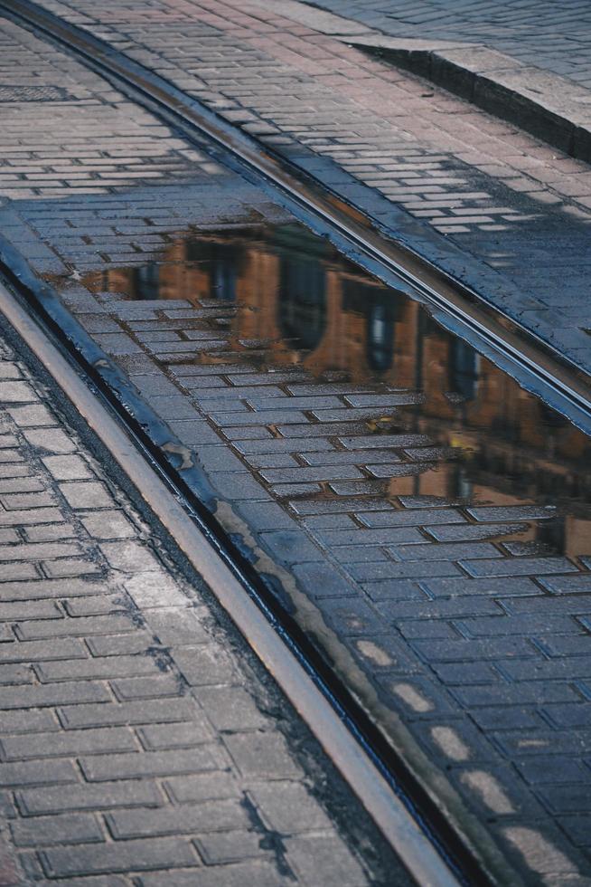 trilhos na estação, meio de transporte ferroviário foto