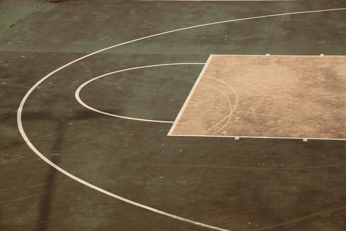 quadra de basquete de rua na rua foto