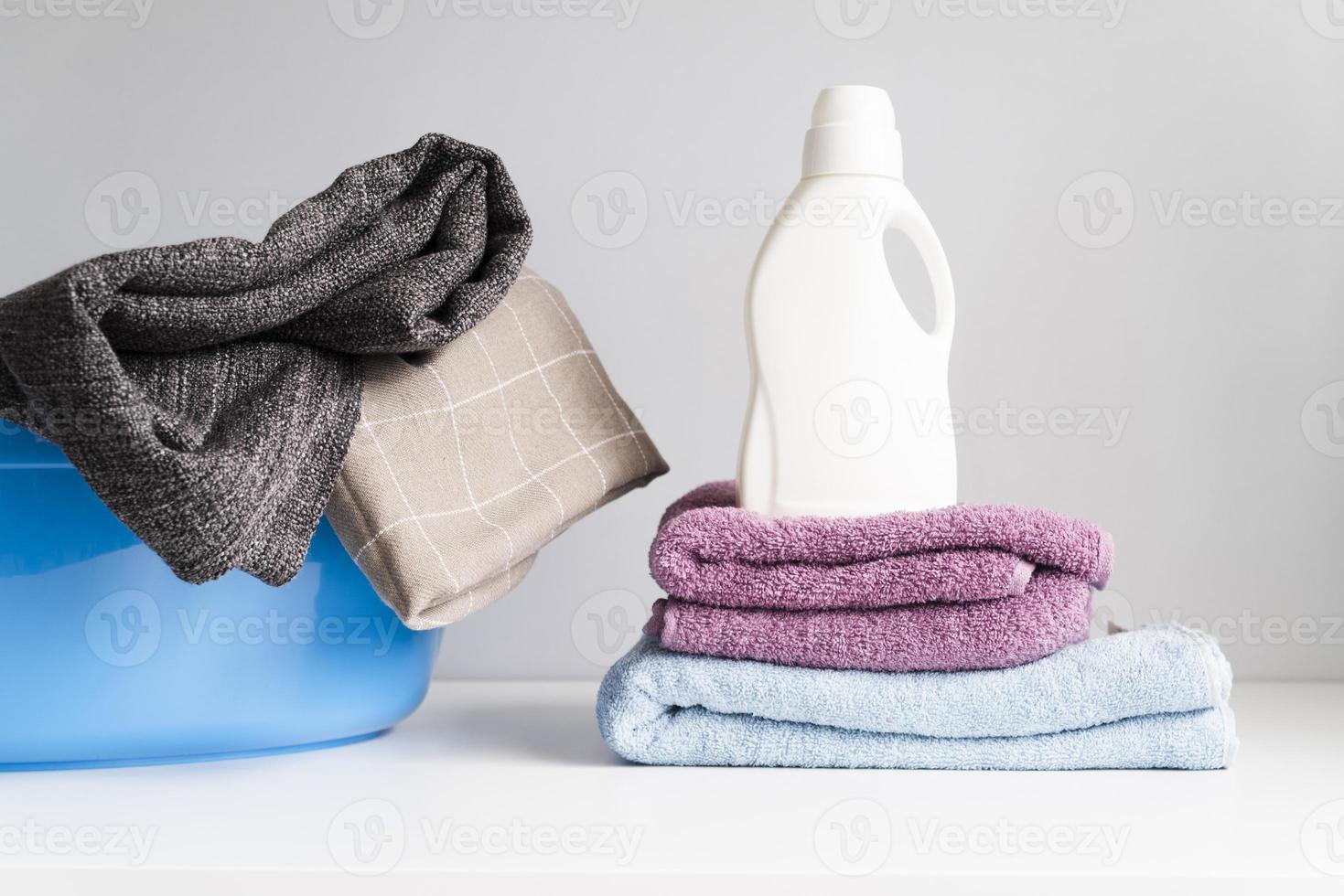 vista frontal de uma pilha de toalhas com amaciante de roupas foto