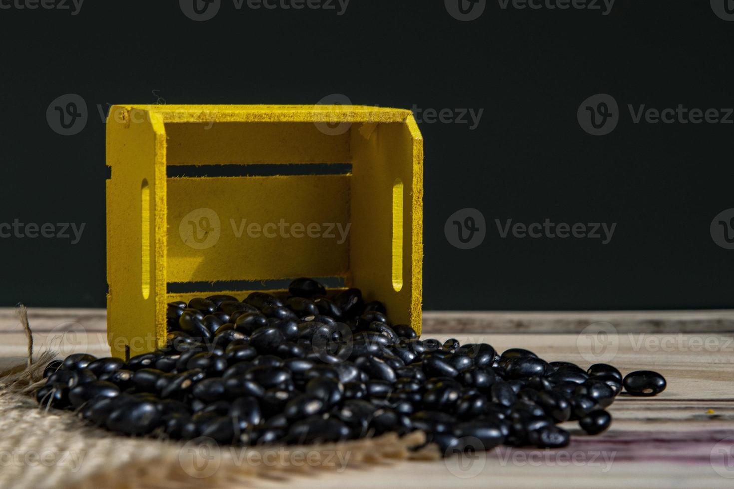 amarelo caixa com brasileiro Preto feijões foto