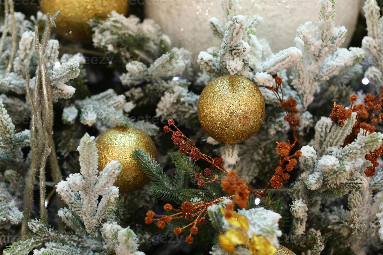 camadas de natal. enfeites de natal na árvore de natal foto