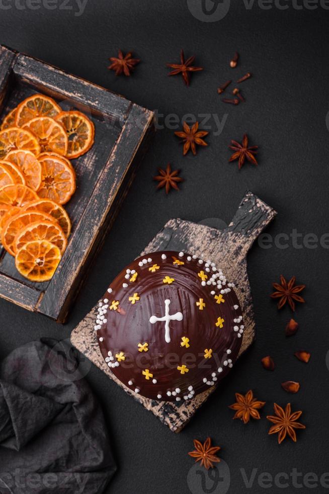 recentemente cozido Páscoa bolo ou Panettone com chocolate Revestimento foto