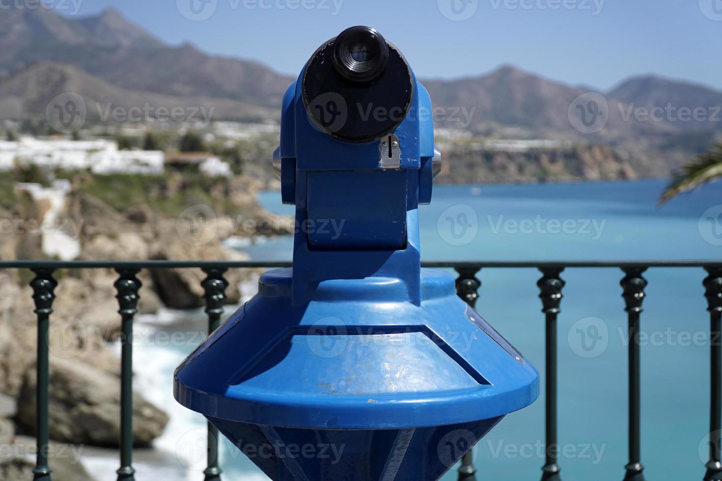 azul turista monocular em moedas e desfocado mar costa em segundo plano foto