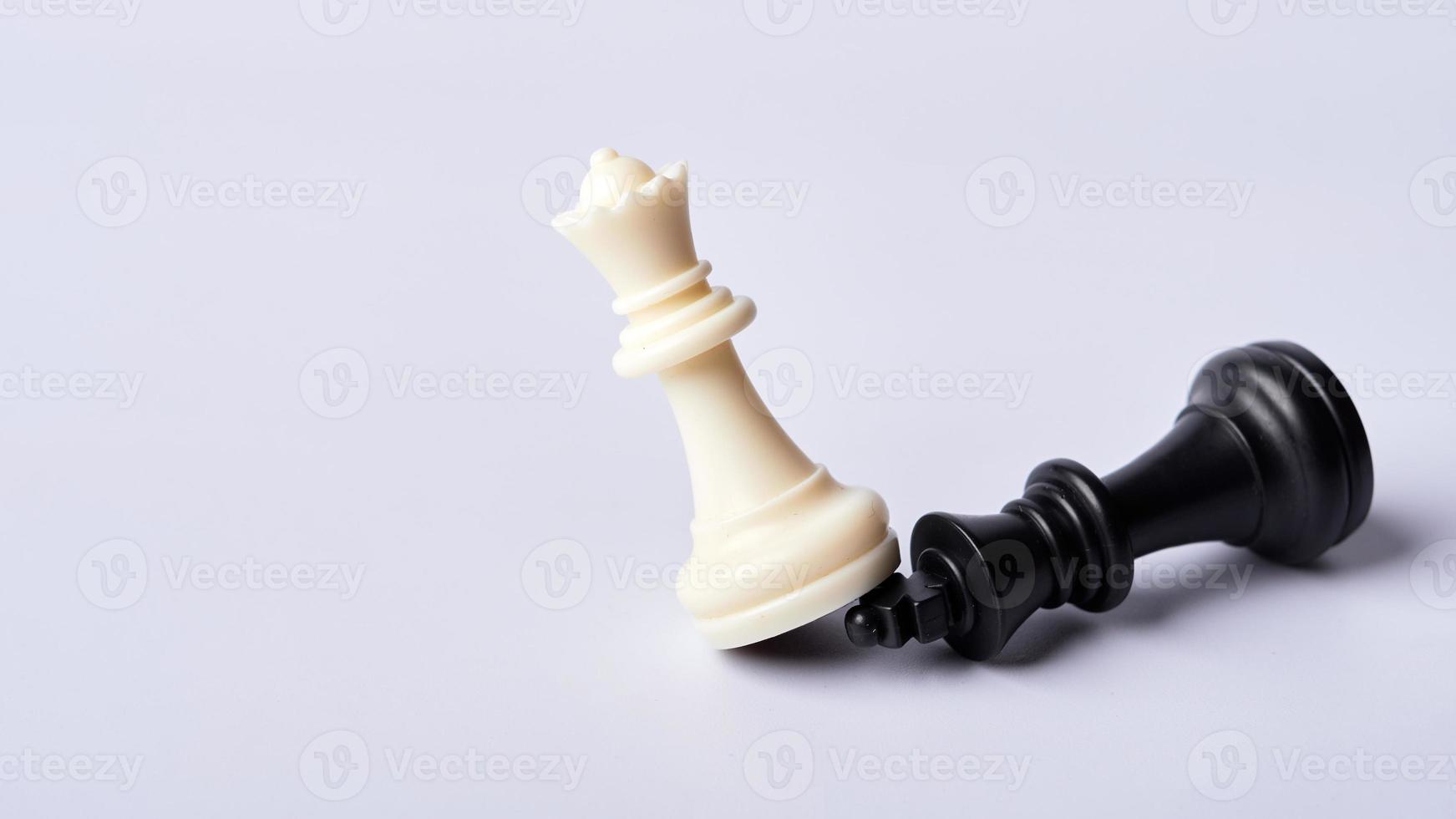 a xadrez rainha derrotas a rei, a conceito para uma comparação do feminino poder ou feminista Ideias com cópia de espaço foto
