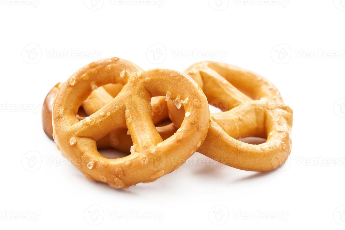 mini salgado pretzel isolado em branco fundo. grupo do pretzel. mini pretzel lanche isolado foto