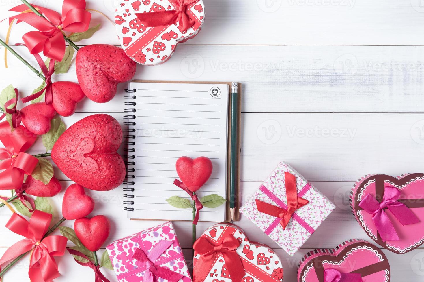 em branco caderno com lápis e namorados coração forma presente caixa foto