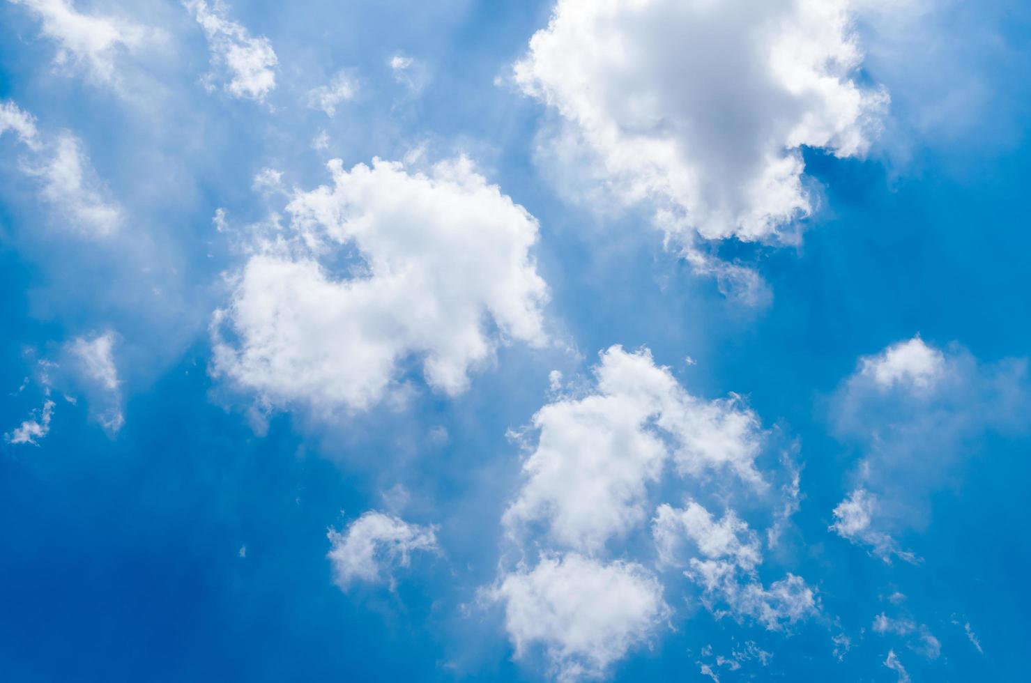 branco nublado e azul céu para fundo foto