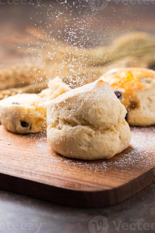 scones e gelo açúcar em topo e madeira fundo foto