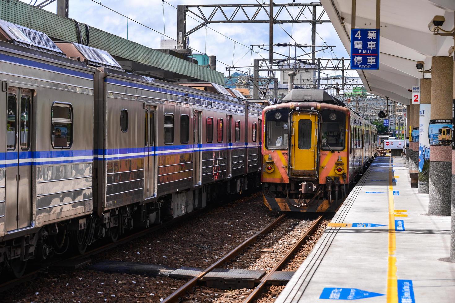 shifen, Taiwan - outubro 10, 2017-o trem às Shifen velho rua seção do pingxi distrito tem tornar-se 1 do a famoso turista pára ao longo isto linha para lançamento lanterna. foto