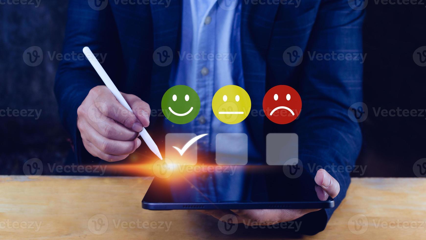 empresário escolhendo o ícone de sorriso feliz. avaliação de feedback e experiência positiva de avaliação do cliente, pesquisa de satisfação. avaliação de saúde mental. conceito de dia mundial da saúde mental foto