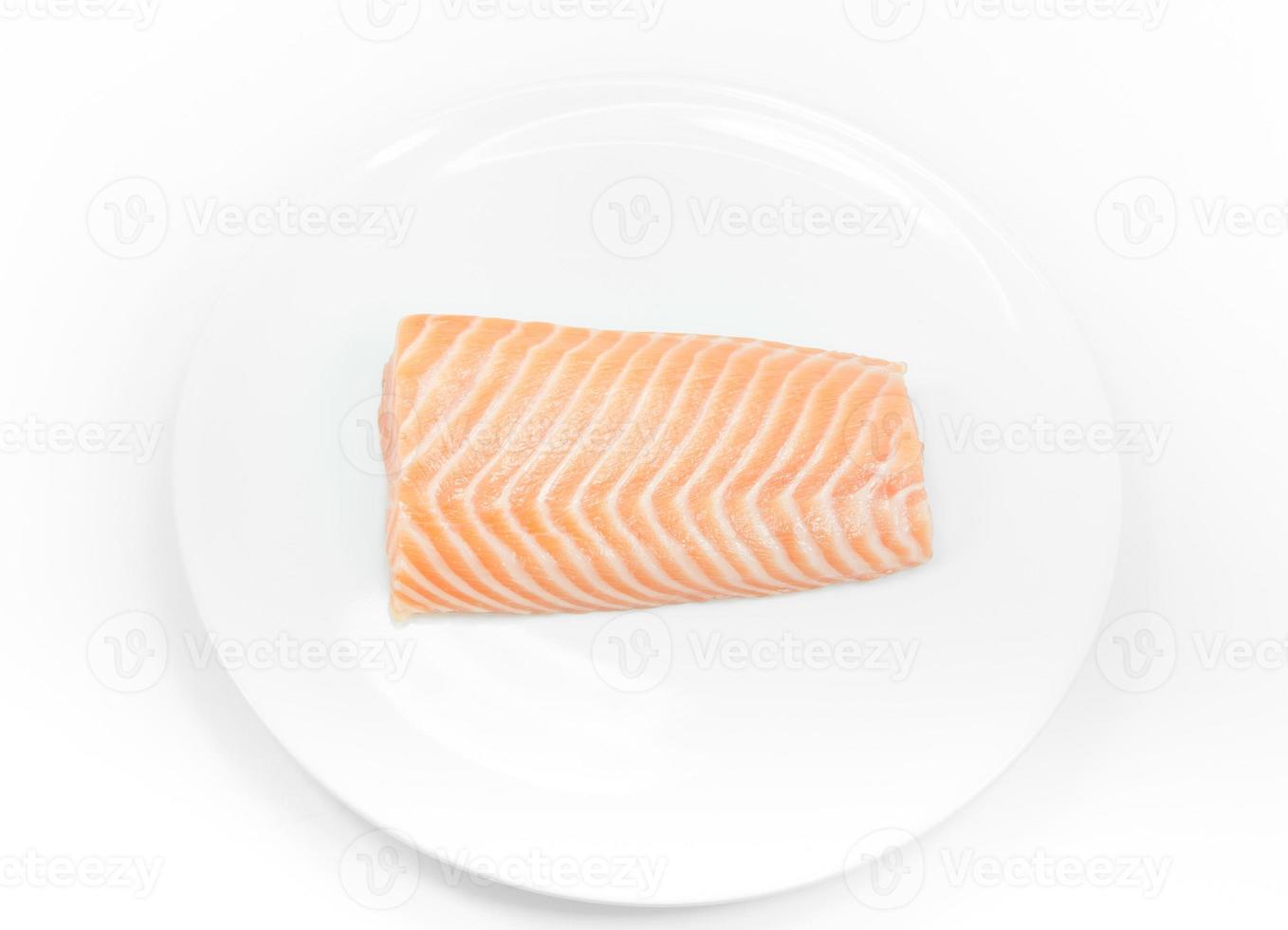 salmão de peixe cru no prato branco sobre fundo branco, bife de salmão foto