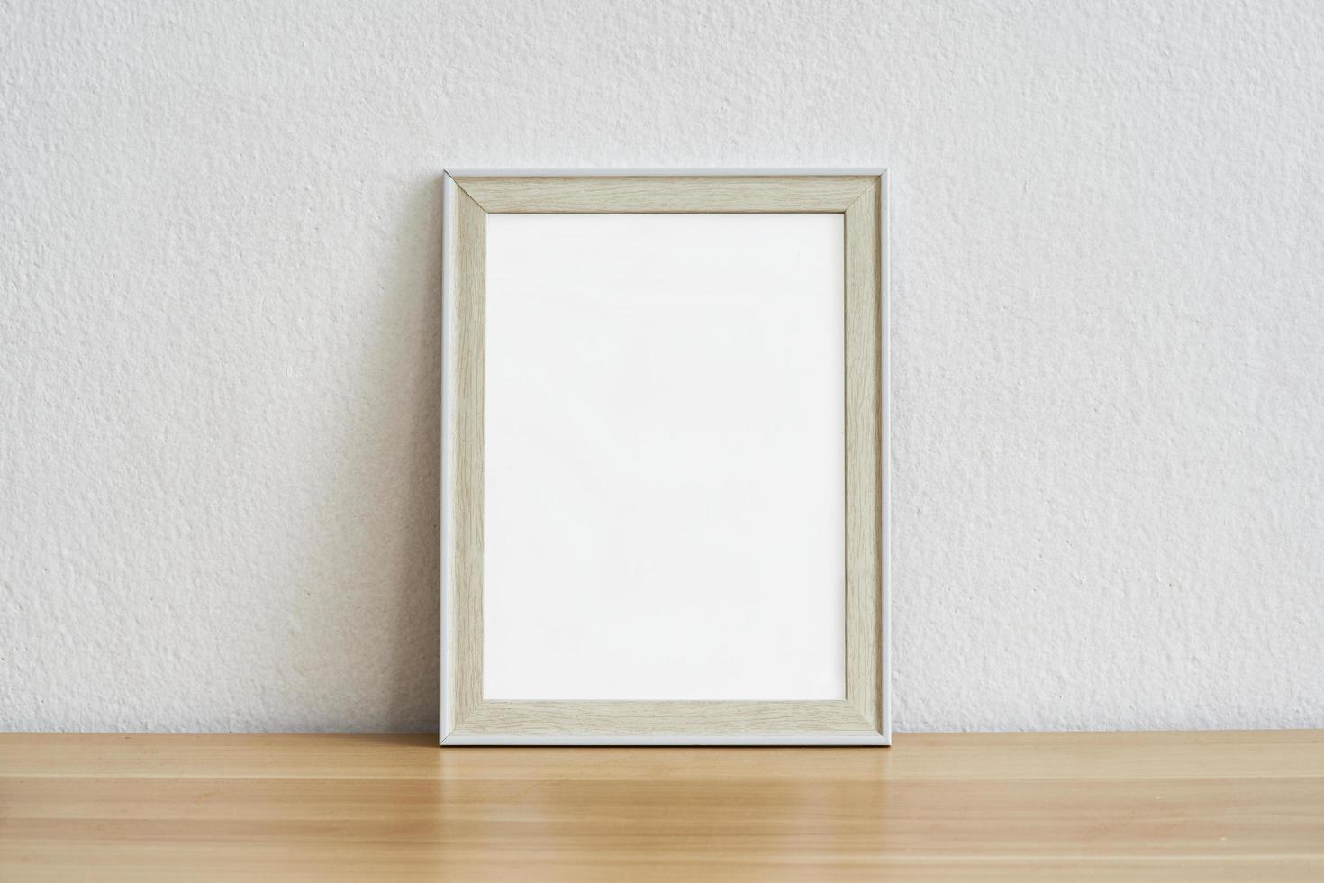 em branco cenário quadro, Armação brincar em branco parede e Rosa flores Visão do moderno estilo interior com obra de arte zombar acima em muro. casa encenação e minimalismo fundo foto