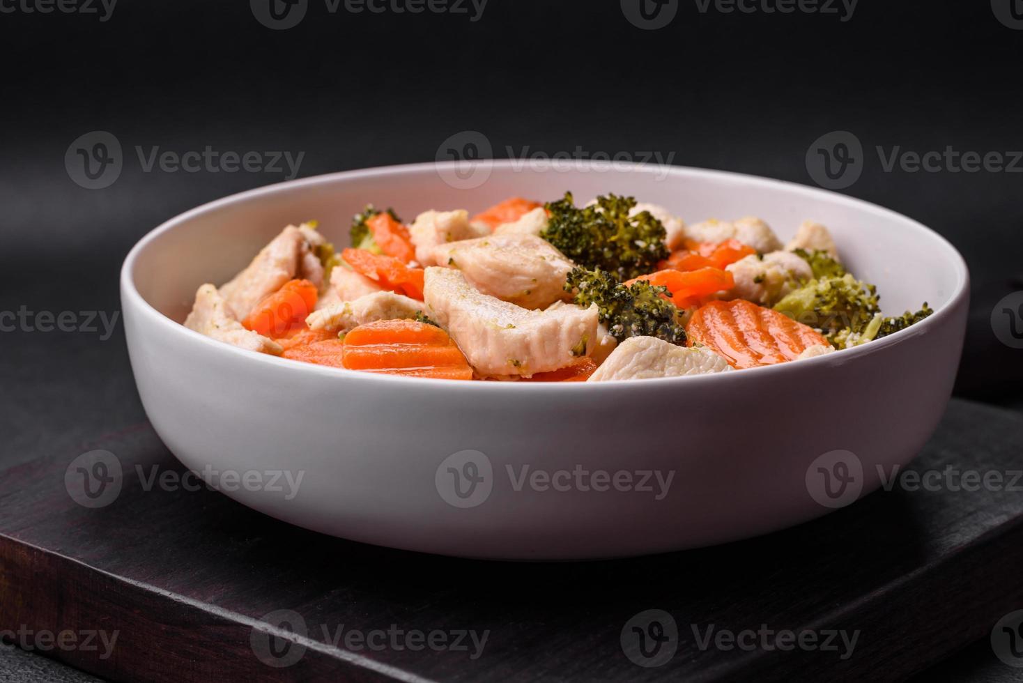 delicioso prato consistindo do peças do fervido frango, brócolis e cenouras foto