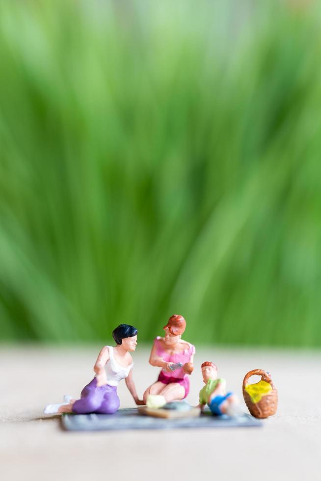 pessoas em miniatura, um lindo casal de lésbicas se divertindo no parque com as crianças foto