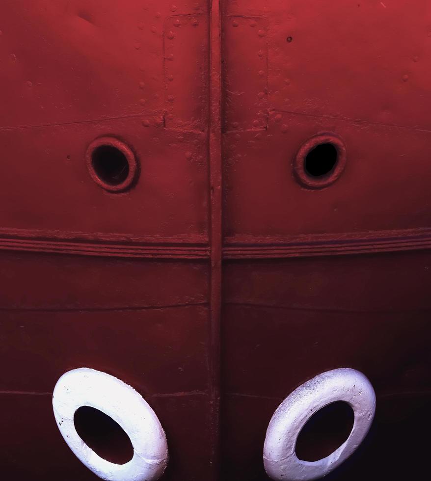 a proa de um navio vermelho foto