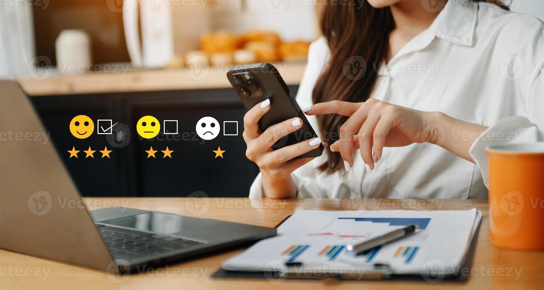 conceito de avaliação de serviço ao cliente. empresária pressionando show de emoticons de sorriso na tela virtual no tablet e smartphone foto