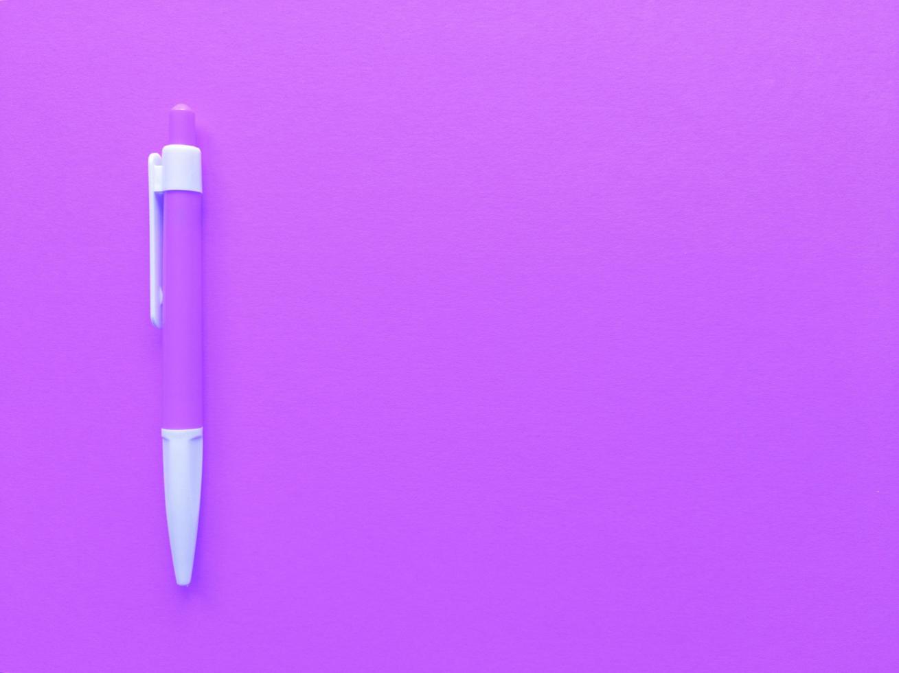 caneta-de-rosa e branca em fundo rosa. plano monocromático minimalista leigos com espaço de cópia. foto. foto
