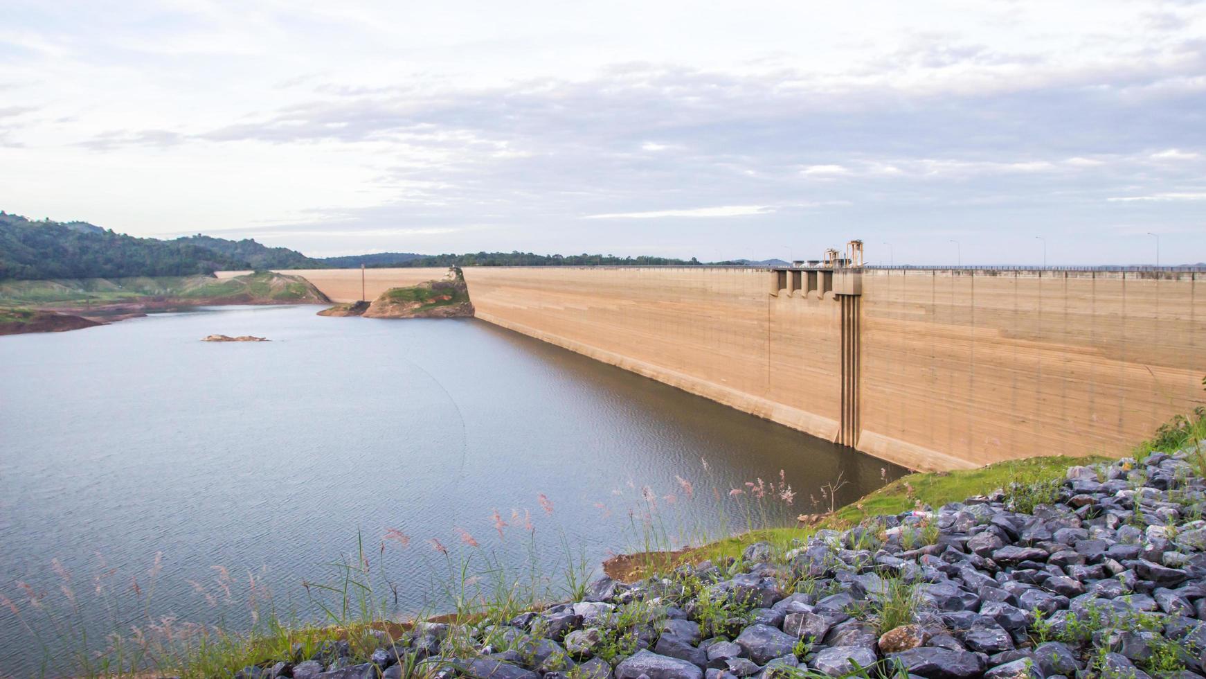 khun dan prakan chon dam, nakhon nayok, tailândia, barragem para armazenar água. foto