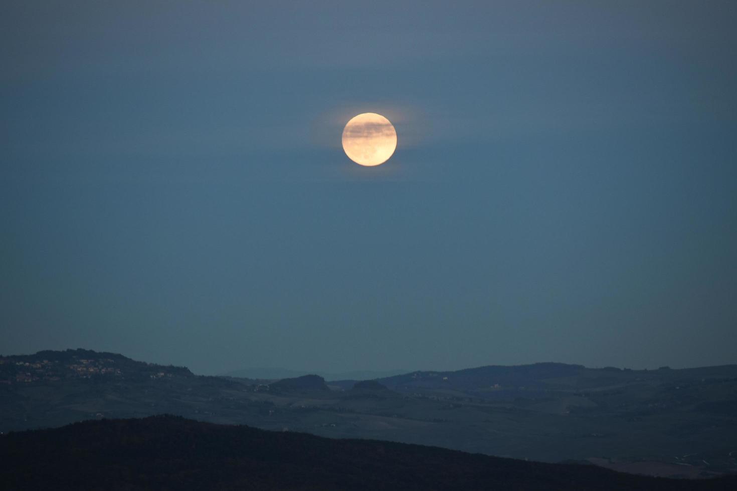 lua cheia sobre montanhas foto