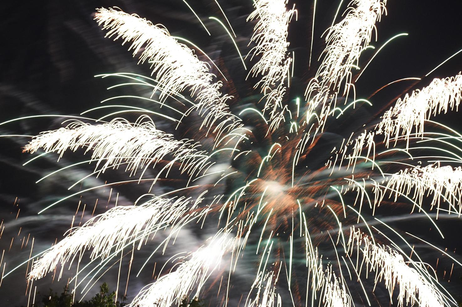 fotografia de longa exposição com lapso de tempo de fogos de artifício explodindo foto