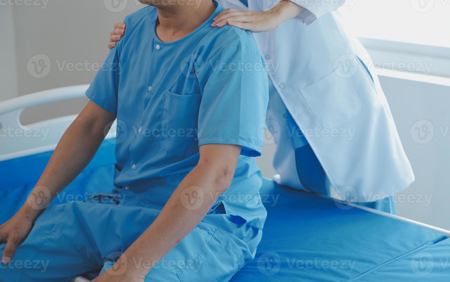 paciente fazendo alguns especial exercícios debaixo supervisão dentro uma quarto foto