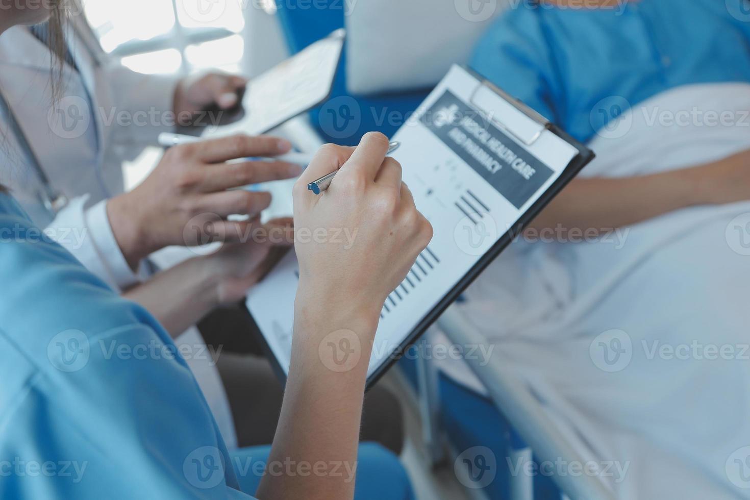 ferido paciente mostrando médico quebrado pulso e braço com curativo dentro hospital escritório ou emergência sala. entorse, estresse fratura ou repetitivo tensão prejuízo dentro mão. enfermeira ajudando cliente. primeiro ajuda. foto