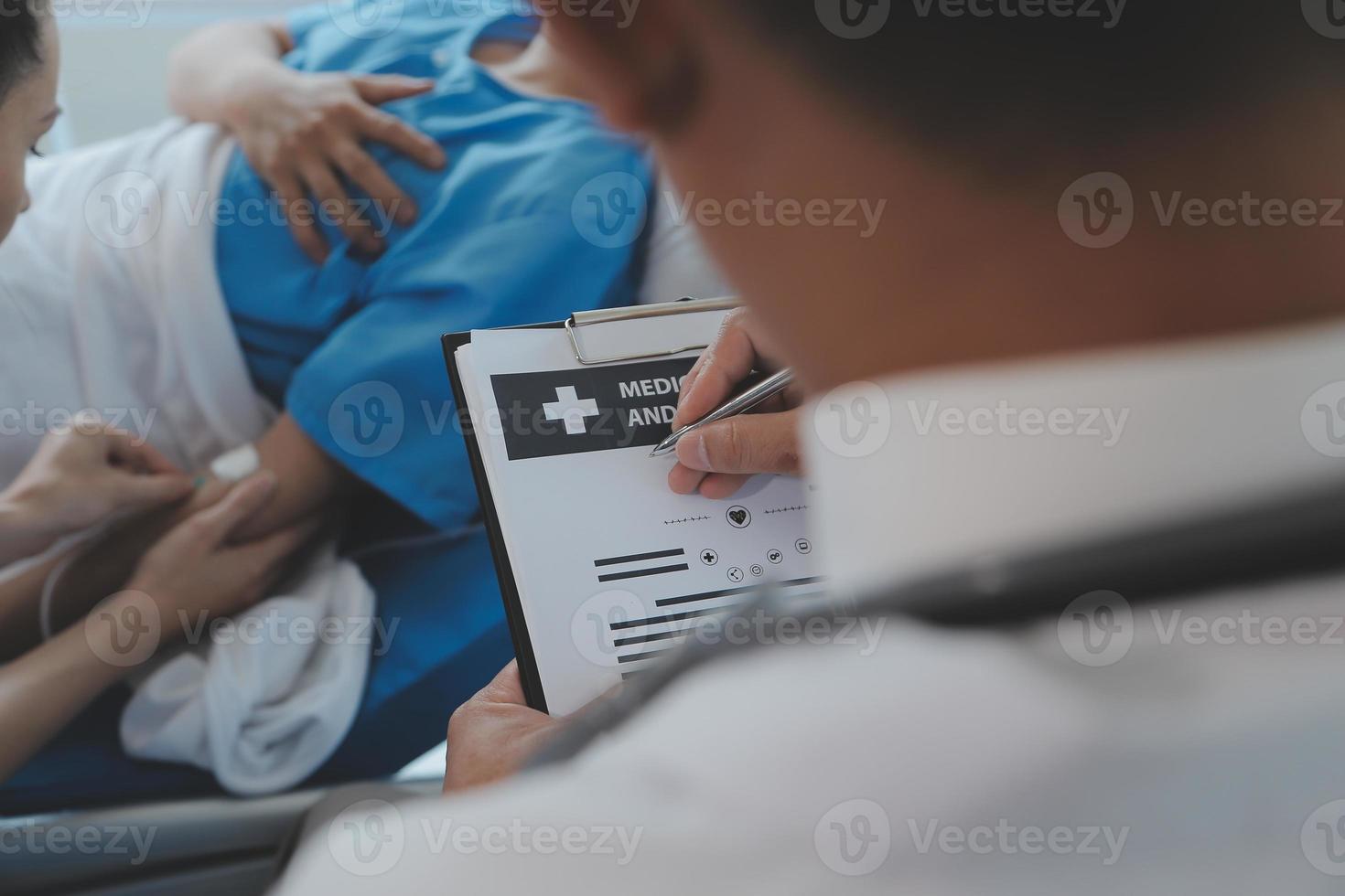 ferido paciente mostrando médico quebrado pulso e braço com curativo dentro hospital escritório ou emergência sala. entorse, estresse fratura ou repetitivo tensão prejuízo dentro mão. enfermeira ajudando cliente. primeiro ajuda. foto